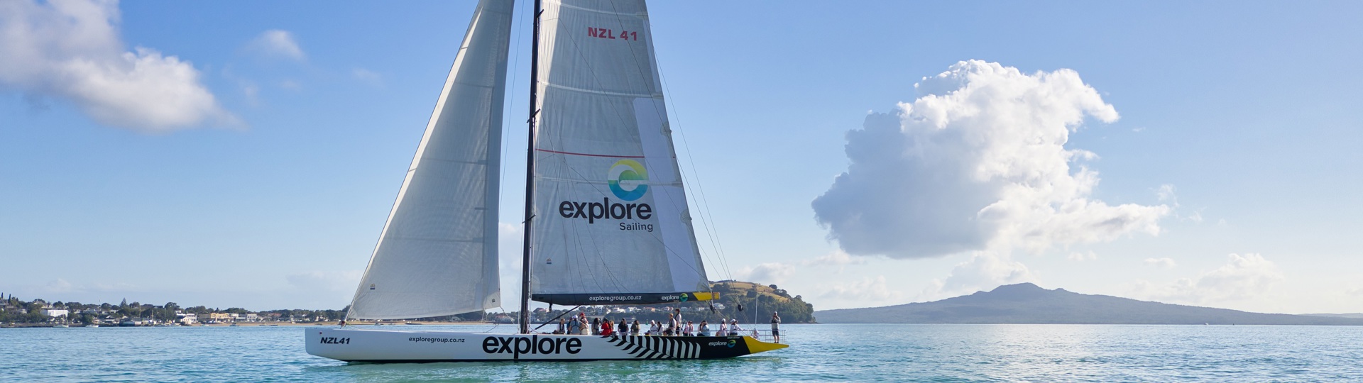 Explore Group | Auckland | Sailing in front Rangitoto