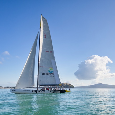Explore Group | Auckland | Sailing in front Rangitoto